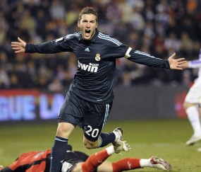 开云体育平台-折翼的雄狮，海港双翼齐飞，战术奏效！本泽马整场无力还手，折翼雄狮，海港双翼齐飞，本泽马无力还手