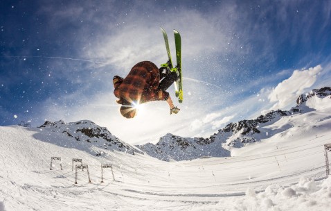 开云体育平台-新星如流星划破夜空，费德勒式传承点燃加拿大网球未来，新星如流星划破夜空，费德勒式传承点燃加拿大网球未来