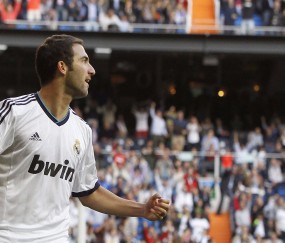 kaiyun中国-红与黄的火焰，当曼联的咆哮遇见桑巴的摔瓶，红黄对决，曼联咆哮与桑巴摔瓶的火焰碰撞