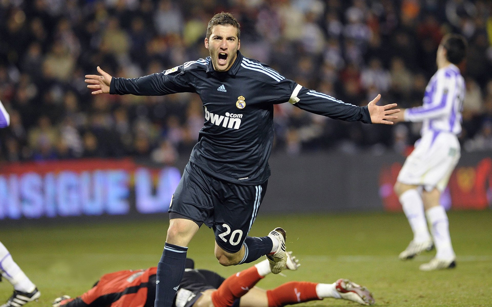 闪电两连击！曼城5分钟打懵泰山，防线漏洞触目惊心，曼城5分钟闪电两连击，泰山防线被打懵